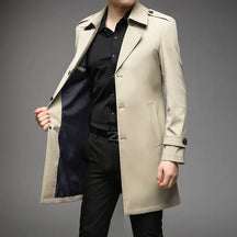 Trench coat masculino elegante com corte alongado e fechamento por botões frontais