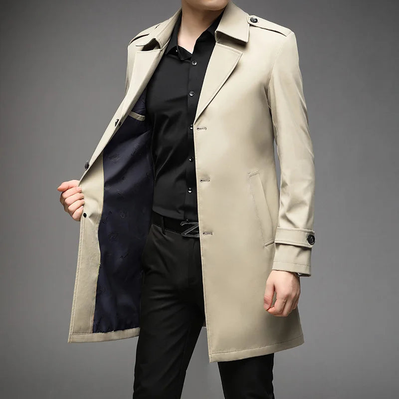 Trench coat masculino elegante com corte alongado e fechamento por botões frontais