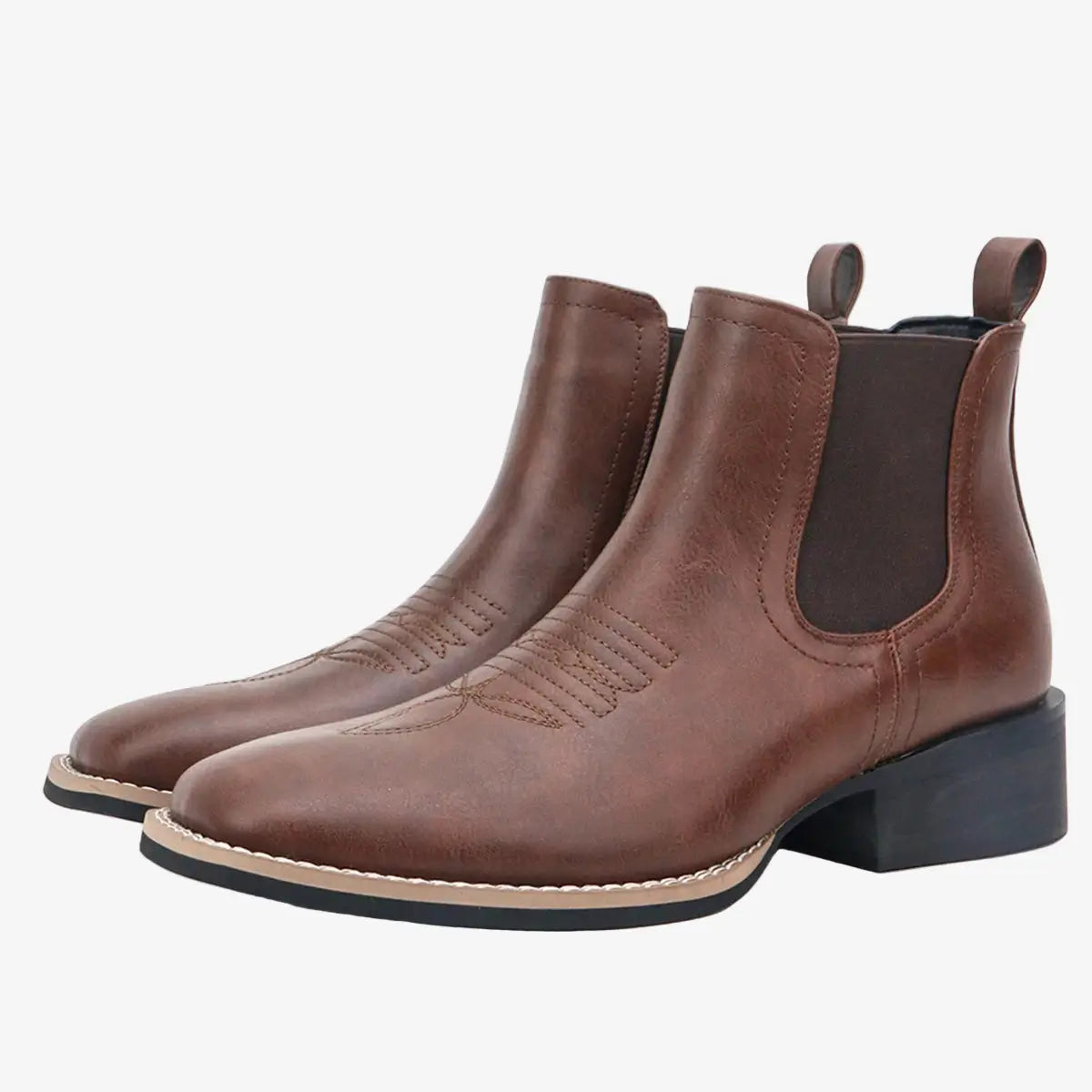 Bota Chelsea masculina estilo western marrom com bico fino e costura decorativa, solado baixo e elástico lateral.