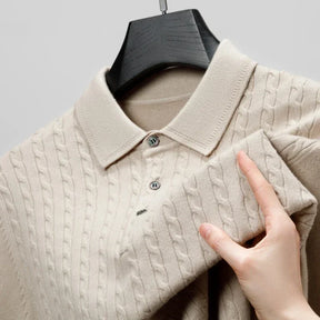 camisa polo masculina bege em tricot texturizado estilo old money com padrão trançado exibida em cabide