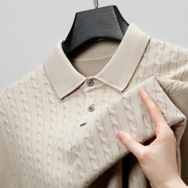 camisa polo masculina bege em tricot texturizado estilo old money com padrão trançado exibida em cabide