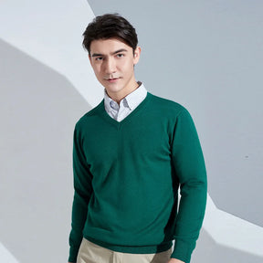 Suéter masculino com gola V usado sobre camisa social para look elegante e sofisticado