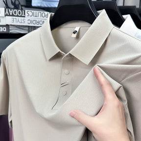 camisa polo masculina bege com tecido tecnológico respirável e proteção uv exibindo textura do tecido em detalhe