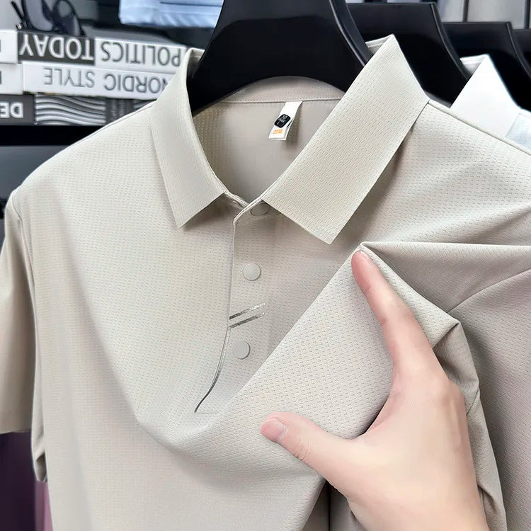 camisa polo masculina bege com tecido tecnológico respirável e proteção uv exibindo textura do tecido em detalhe