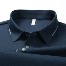 camisa polo masculina azul marinho com tecido tecnológico respirável e elasticidade exibida em cabide mostrando textura do tecido
