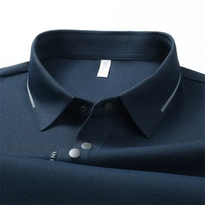 camisa polo masculina azul marinho com tecido tecnológico respirável e elasticidade exibida em cabide mostrando textura do tecido