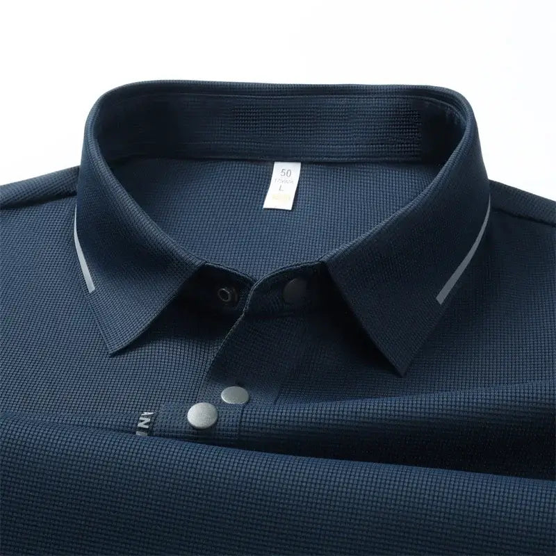 camisa polo masculina azul marinho com tecido tecnológico respirável e elasticidade exibida em cabide mostrando textura do tecido