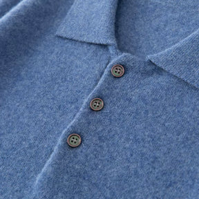 Suéter masculino em lã merino com gola polo e botões frontais dobrado com acabamento elegante