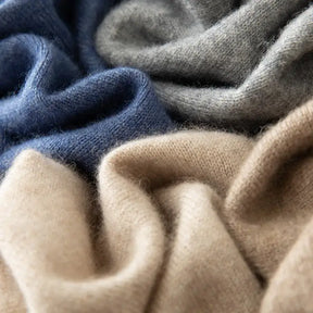 Suéter masculino em cashmere com gola V elegante usado com camisa social para look sofisticado de inverno