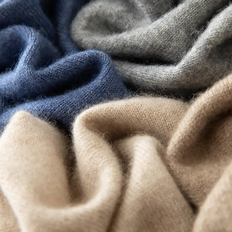 Suéter masculino em cashmere com gola V elegante usado com camisa social para look sofisticado de inverno