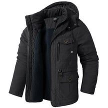 Jaqueta masculina marrom térmica com interior peluciado, capuz e múltiplos bolsos estilo outdoor premium.
