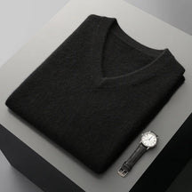 Colete masculino em lã  com gola V dobrado sobre superfície minimalista com visual elegante