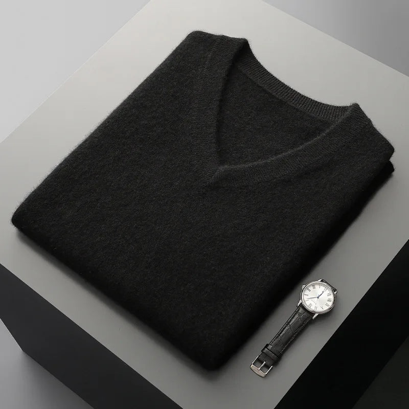Colete masculino em lã  com gola V dobrado sobre superfície minimalista com visual elegante