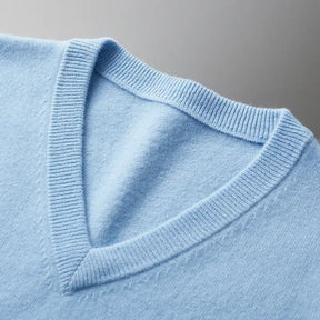 Suéter masculino com gola V usado sobre camisa social para look elegante e sofisticado