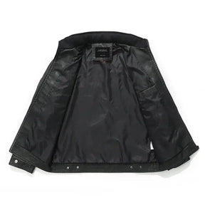 jaqueta masculina preta estilo couro biker com gola alta e bolsos com zíper