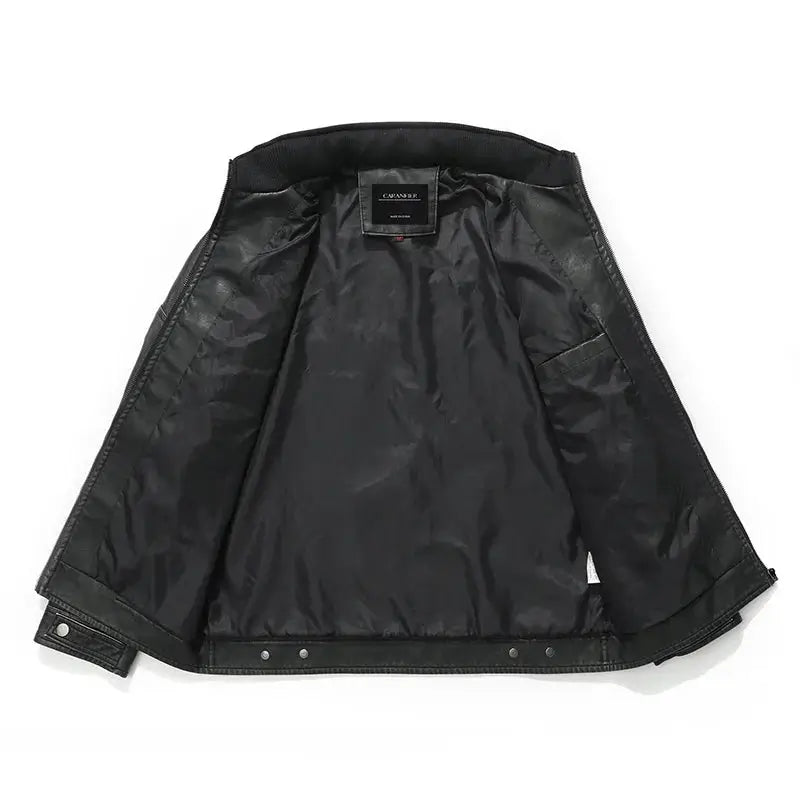jaqueta masculina preta estilo couro biker com gola alta e bolsos com zíper