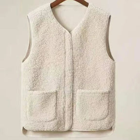 colete masculino fleece bege claro com textura aveludada e design minimalista com bolsos frontais para inverno