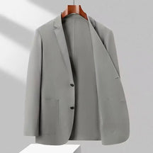 Blazer masculino cinza claro leve e elegante com tecido respirável e acabamento minimalista para dias quentes