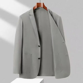 Blazer masculino cinza claro leve e elegante com tecido respirável e acabamento minimalista para dias quentes