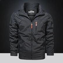 Jaqueta masculina bege corta-vento com capuz oculto e fechamento em zíper estilo outdoor premium.