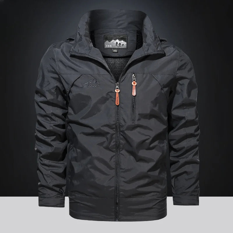 Jaqueta masculina bege corta-vento com capuz oculto e fechamento em zíper estilo outdoor premium.
