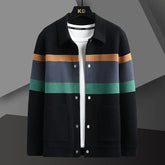 Cardigan masculino preto em tricô com listras horizontais verde, azul e marrom, bolsos frontais e botões, estilo casual elegante.