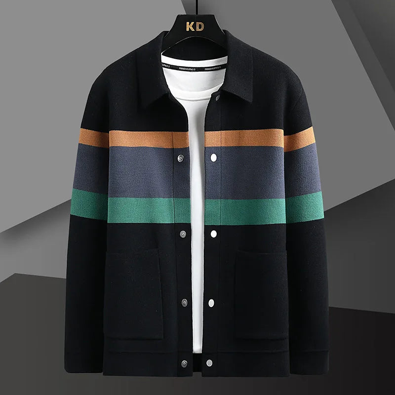 Cardigan masculino preto em tricô com listras horizontais verde, azul e marrom, bolsos frontais e botões, estilo casual elegante.