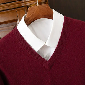 Suéter masculino em cashmere com gola V elegante usado com camisa social para look sofisticado de inverno