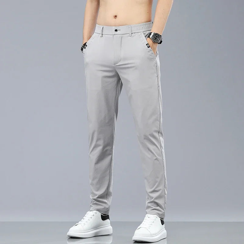 Calça Masculina Slim Leve em Tecido Tecnológico Respirável