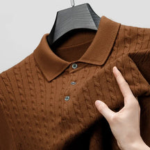 camisa polo masculina em tricot texturizado estilo old money com padrão trançado exibida em cabide