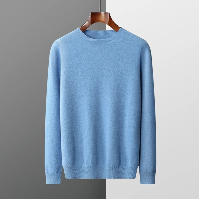 Suéter masculino em lã merino azul claro com gola careca e acabamento minimalista elegante para inverno