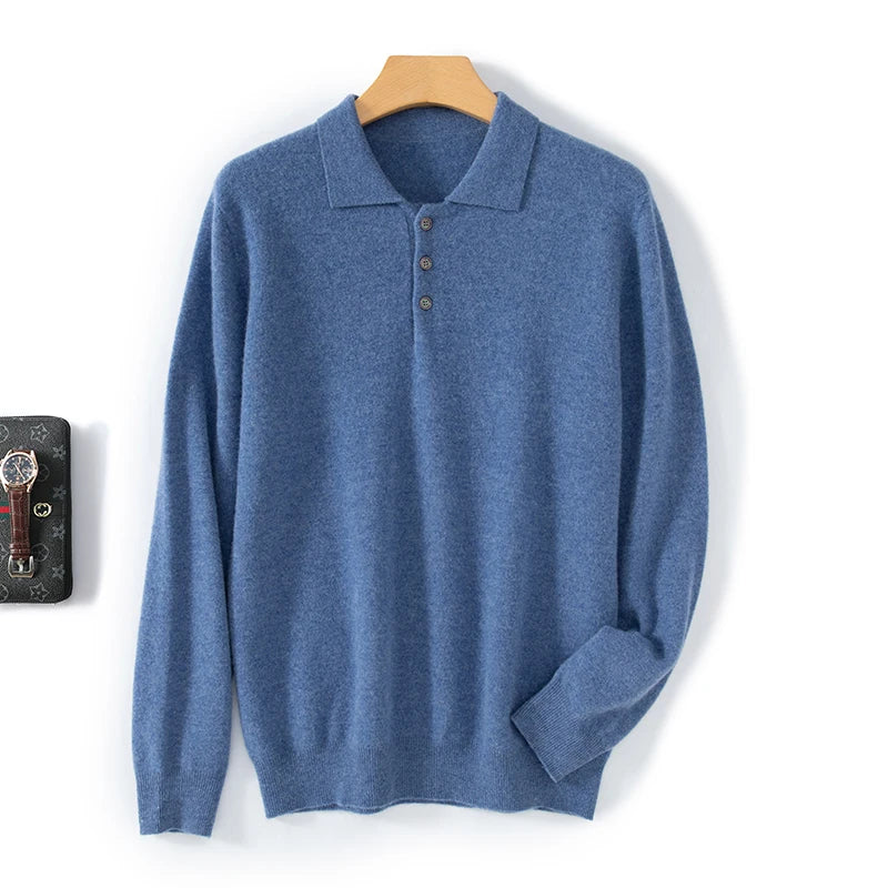 Suéter masculino em lã merino bege com gola polo e botões frontais dobrado com acabamento elegante