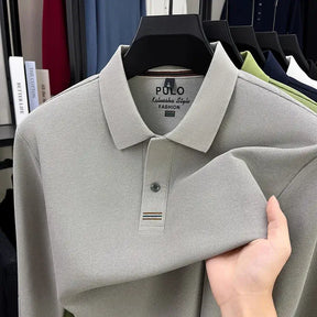 camisa polo masculina manga longa com tecido piquet respirável exibida em cabide mostrando textura tecnológica do tecido