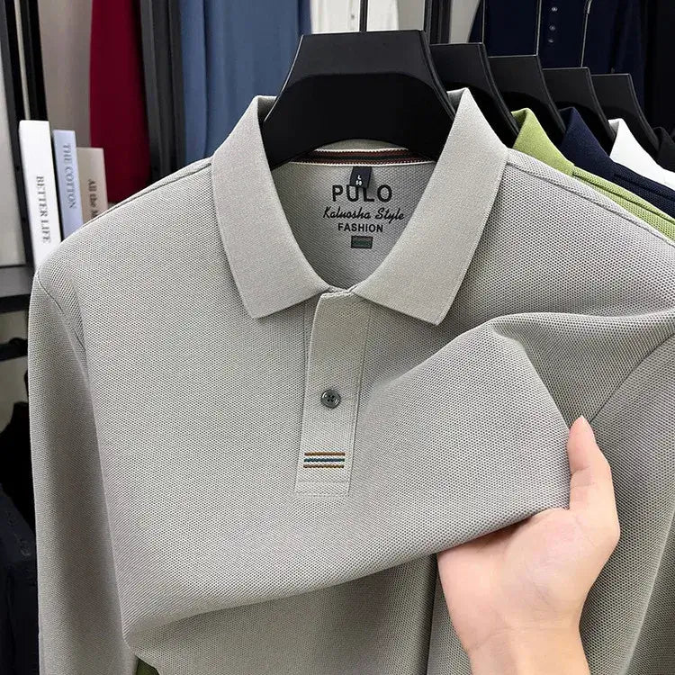 camisa polo masculina manga longa com tecido piquet respirável exibida em cabide mostrando textura tecnológica do tecido