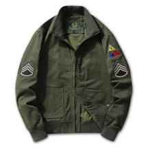 Jaqueta bomber masculina bege estilo militar casual com fechamento em zíper e detalhes aplicados nas mangas.
