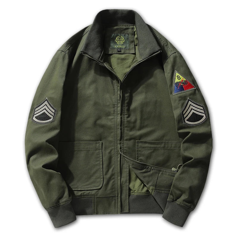 Jaqueta bomber masculina bege estilo militar casual com fechamento em zíper e detalhes aplicados nas mangas.