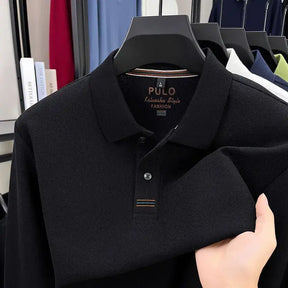 camisa polo masculina manga longa com tecido piquet respirável exibida em cabide mostrando textura tecnológica do tecido