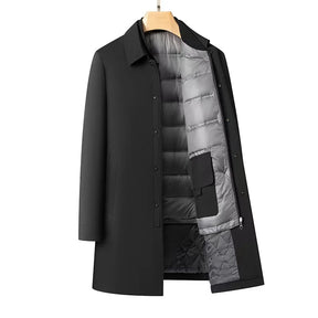 Sobretudo masculino preto com forro interno removível acolchoado em pluma, modelo longo elegante para inverno.