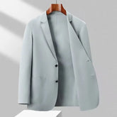 Blazer masculino leve e elegante com tecido respirável e acabamento minimalista para dias quentes