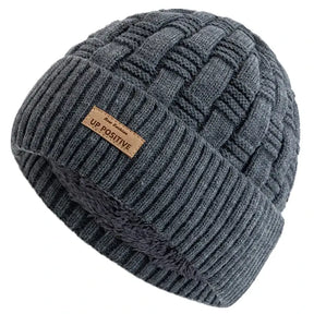 Gorro Térmico Nordic em tricô trabalhado com forro interno quente para dias frios.