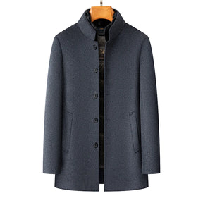 Sobretudo masculino escuro com gola estruturada e forro interno acolchoado removível ideal para inverno elegante