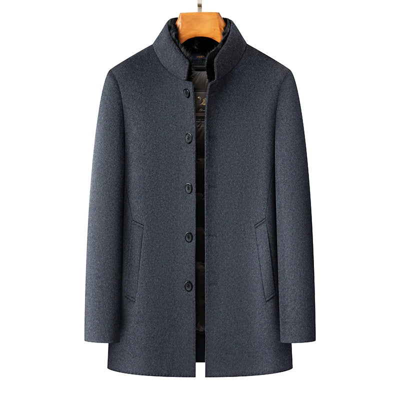 Sobretudo masculino escuro com gola estruturada e forro interno acolchoado removível ideal para inverno elegante