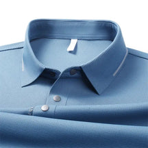 camisa polo masculina azul marinho com tecido tecnológico respirável e elasticidade exibida em cabide mostrando textura do tecido