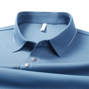 camisa polo masculina azul marinho com tecido tecnológico respirável e elasticidade exibida em cabide mostrando textura do tecido