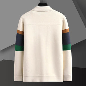 Cardigan masculino bege em tricô com listras horizontais verde, azul e marrom, bolsos frontais e botões, estilo casual elegante.