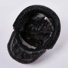Boné Masculino Alaska marrom em couro premium com forro térmico interno e abas laterais para proteção no inverno.