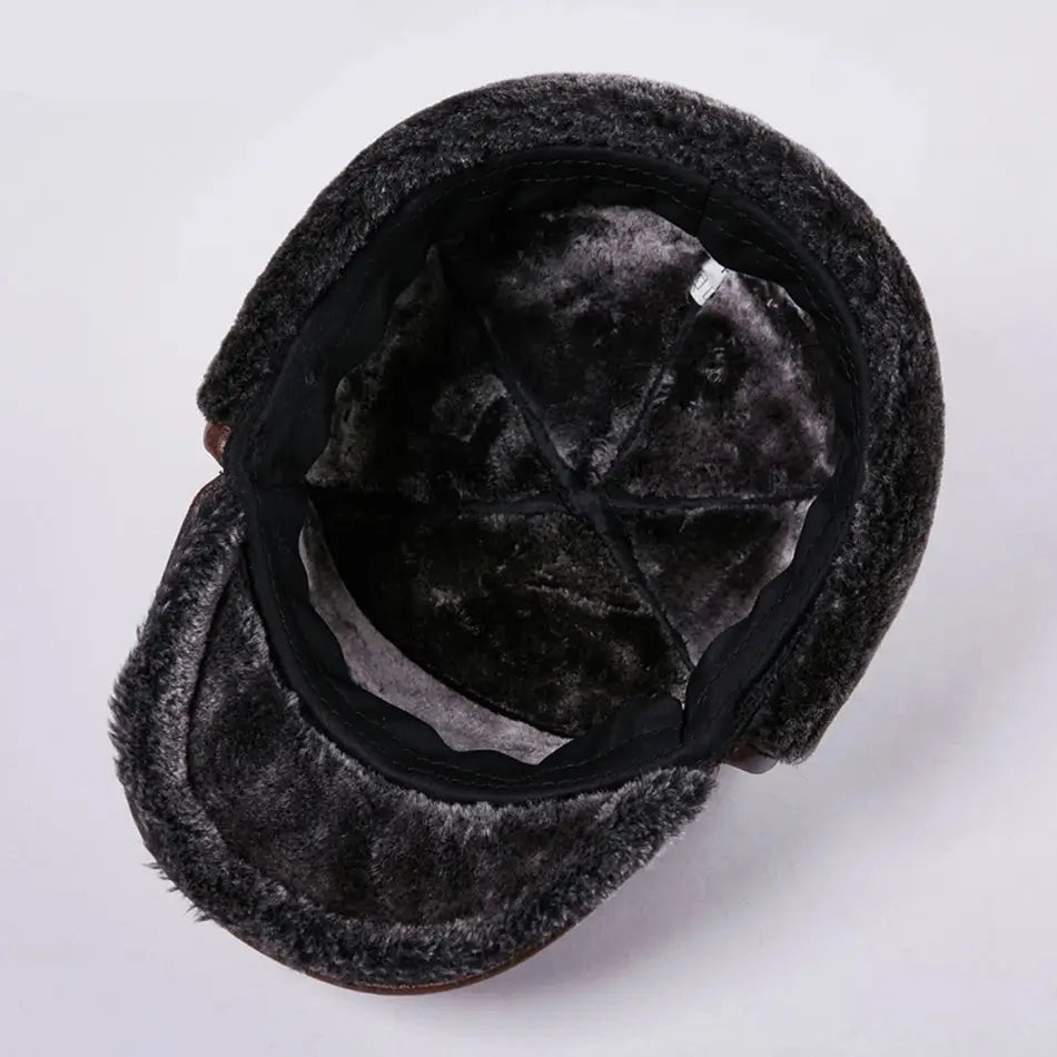 Boné Masculino Alaska marrom em couro premium com forro térmico interno e abas laterais para proteção no inverno.
