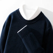Suéter masculino em lã azul marinho com gola careca e textura macia ideal para inverno elegante