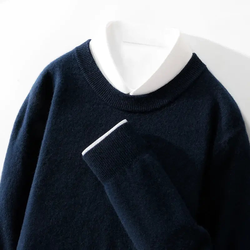 Suéter masculino em lã azul marinho com gola careca e textura macia ideal para inverno elegante