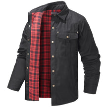Jaqueta masculina marrom flanelada com forro interno xadrez e bolsos frontais estilo casual premium para inverno.